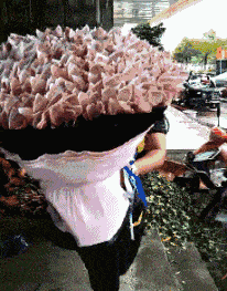 搞笑GIF趣图：大哥手捧大鲜花，这又是哪位女神有这样的待遇