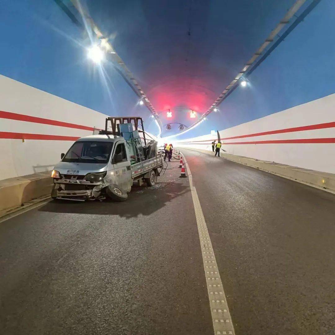 罗平至曲靖高速隧道内一小货车._事故_操作_车辆