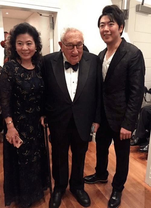 头发是黑色的,而且可以看到弄成的卷发,这个时候戴着一对珍珠耳环