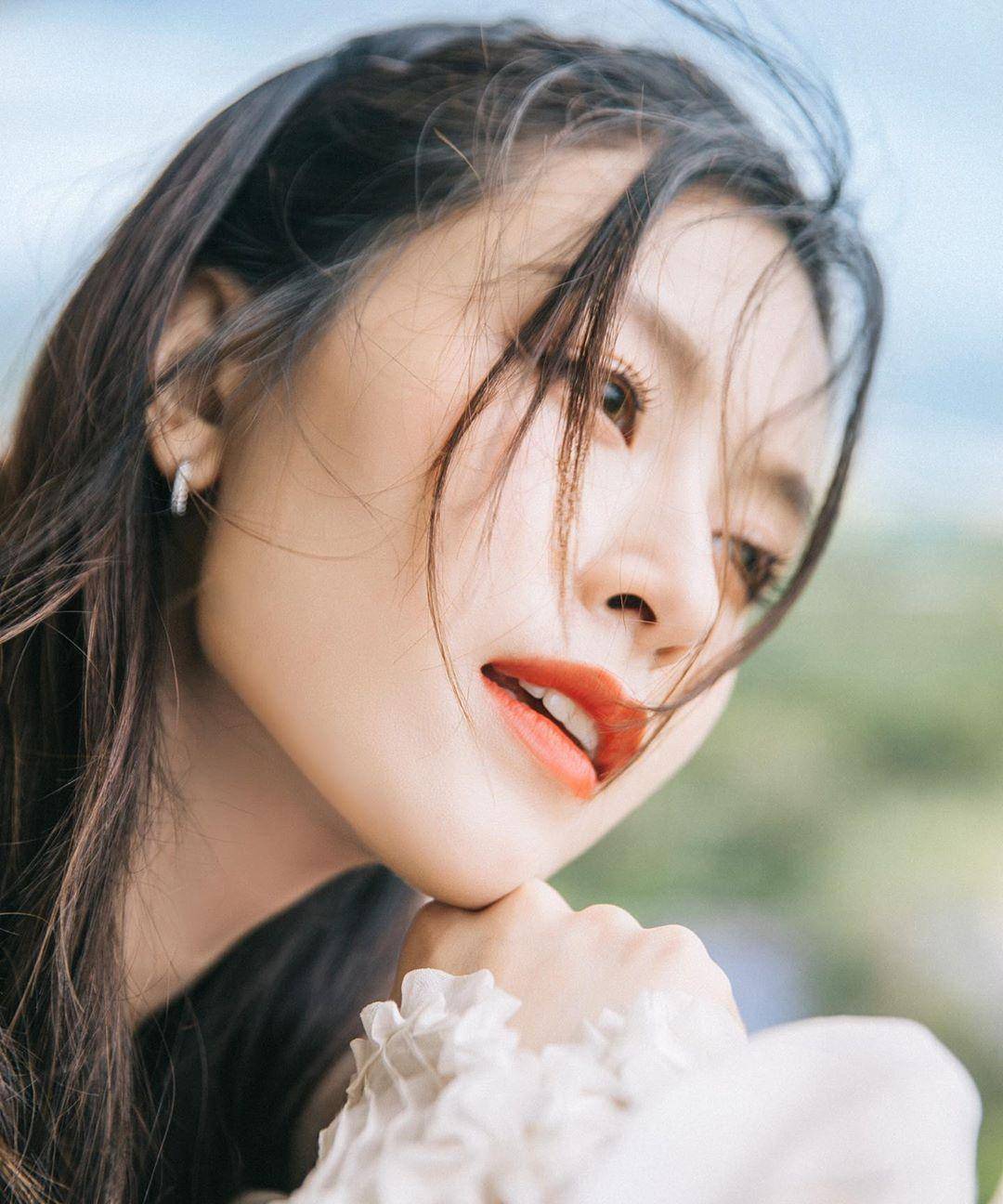 文咏珊海边白裙造型,仙气满满,秋日度假风!_ins_微博_旅游