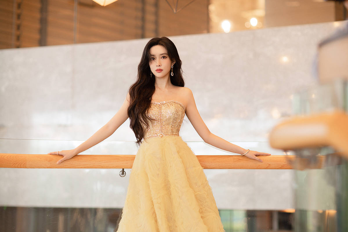 孟子义身着暗纱刺绣黑色礼服裙,裙身流光点缀,好似把星空缀于身上