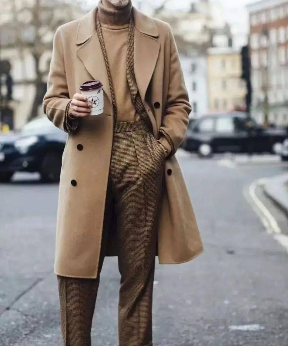 look 2:西装 高领毛衣 驼色大衣