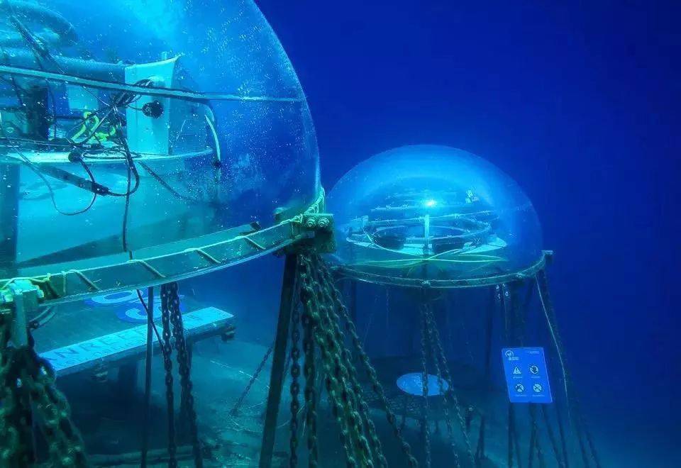意大利法律规定不能在海底建造永久性建筑物,最终设计团队将有机玻璃