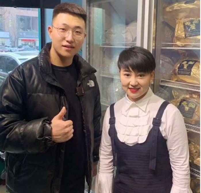 杨树林老婆胖丫出来后开水果店,王小蒙现身宣传,腰围变粗不少_赵本山