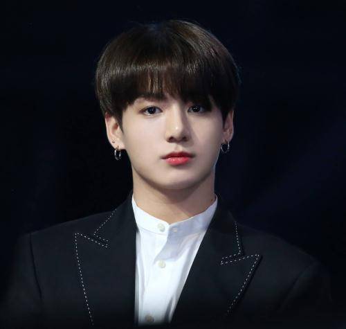 从前爱笑的青葱少年,现在开始纹身烫头,你们的田柾国变了吗?