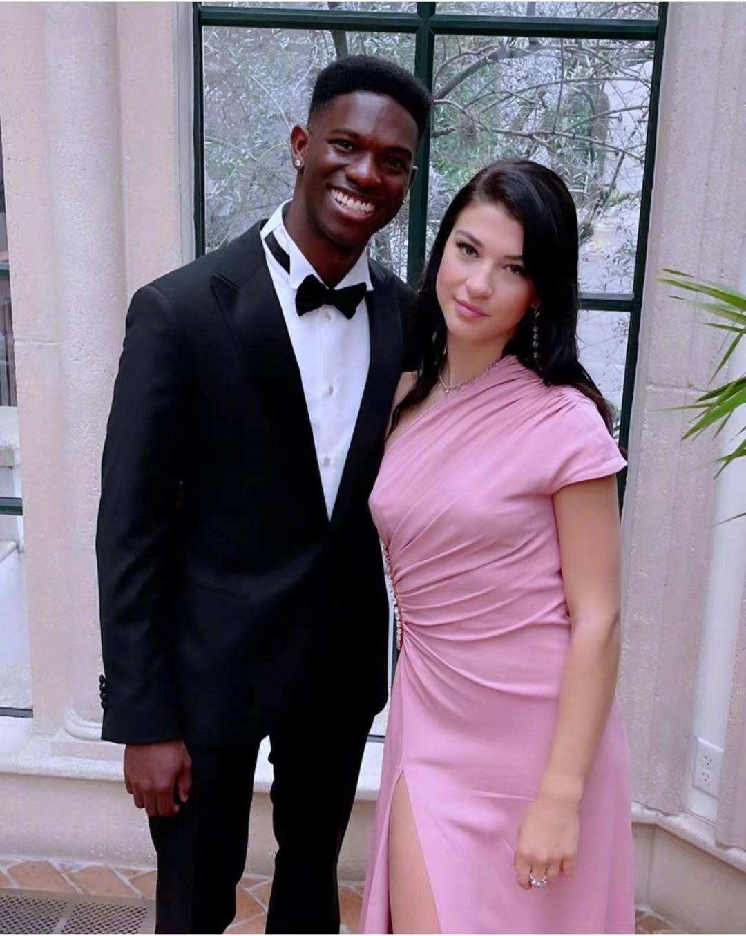 原创比尔盖茨小女儿又带黑人男友亮相走红毯狂秀恩爱亲吻不躲镜头