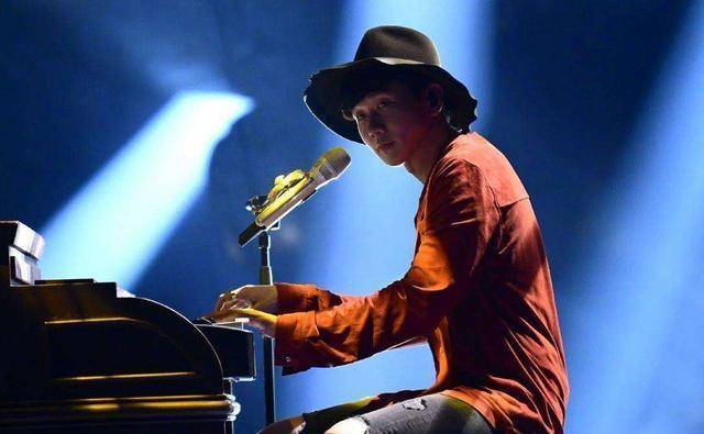 林俊杰梳起大背头居然是这种模样,难怪出道15年都没有换过发型!