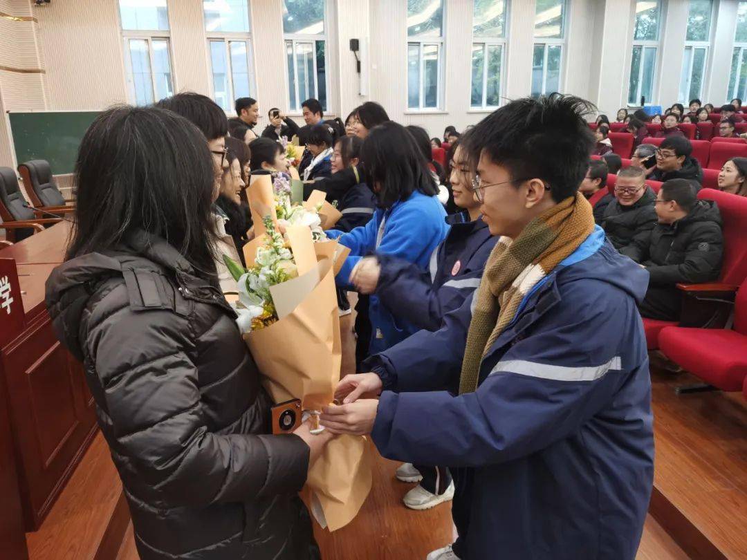 宾虹高级中学首届班主任节:最美芳华 感恩有您_教育_情感_鲜花