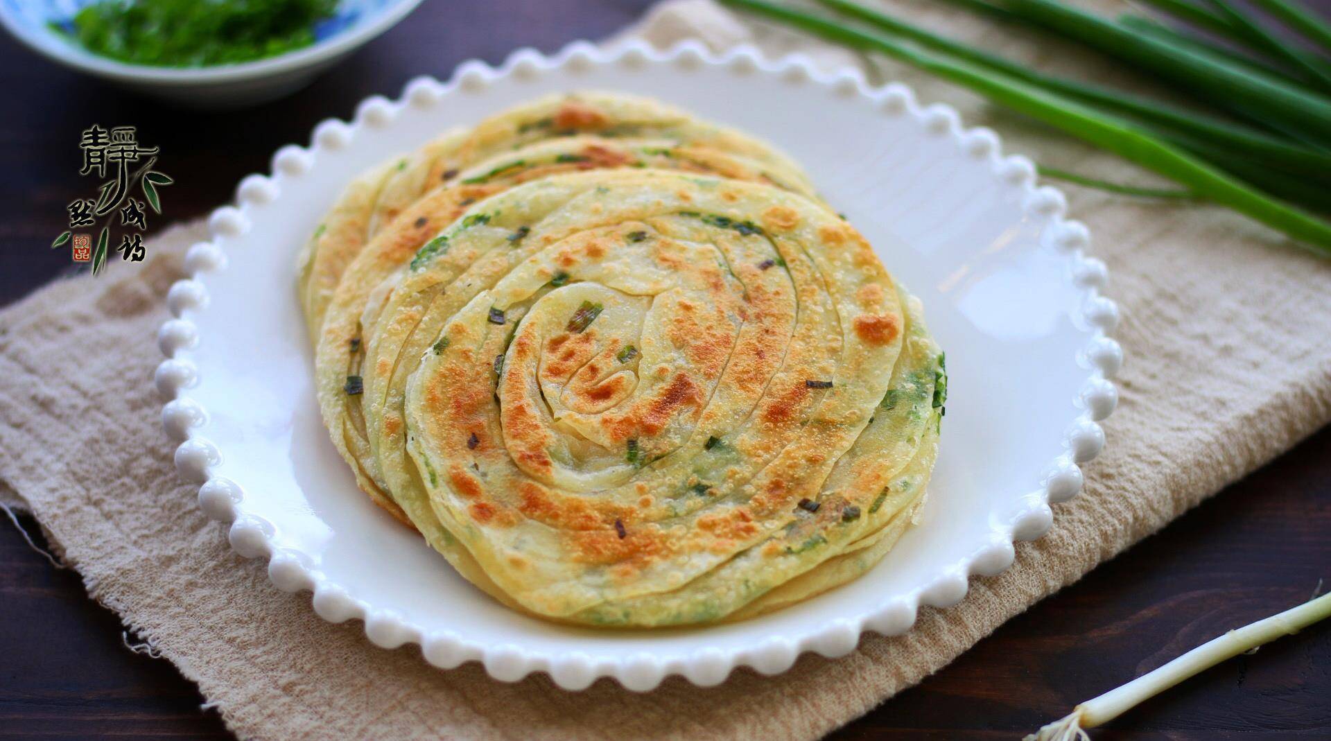 葱油饼这做法,外香脆里软嫩,层次多到数不清!_香葱_面团_温水