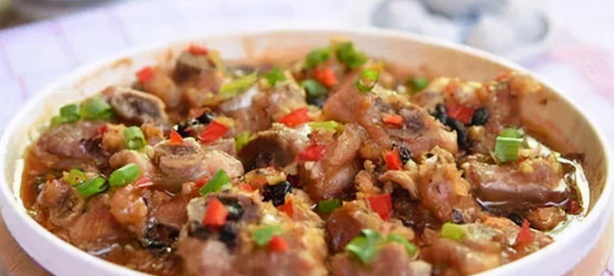 蒜香蒸排骨材料:排骨,油,盐,糖,酱油,蚝油,香醋,生粉,豆豉,葱,剁辣椒