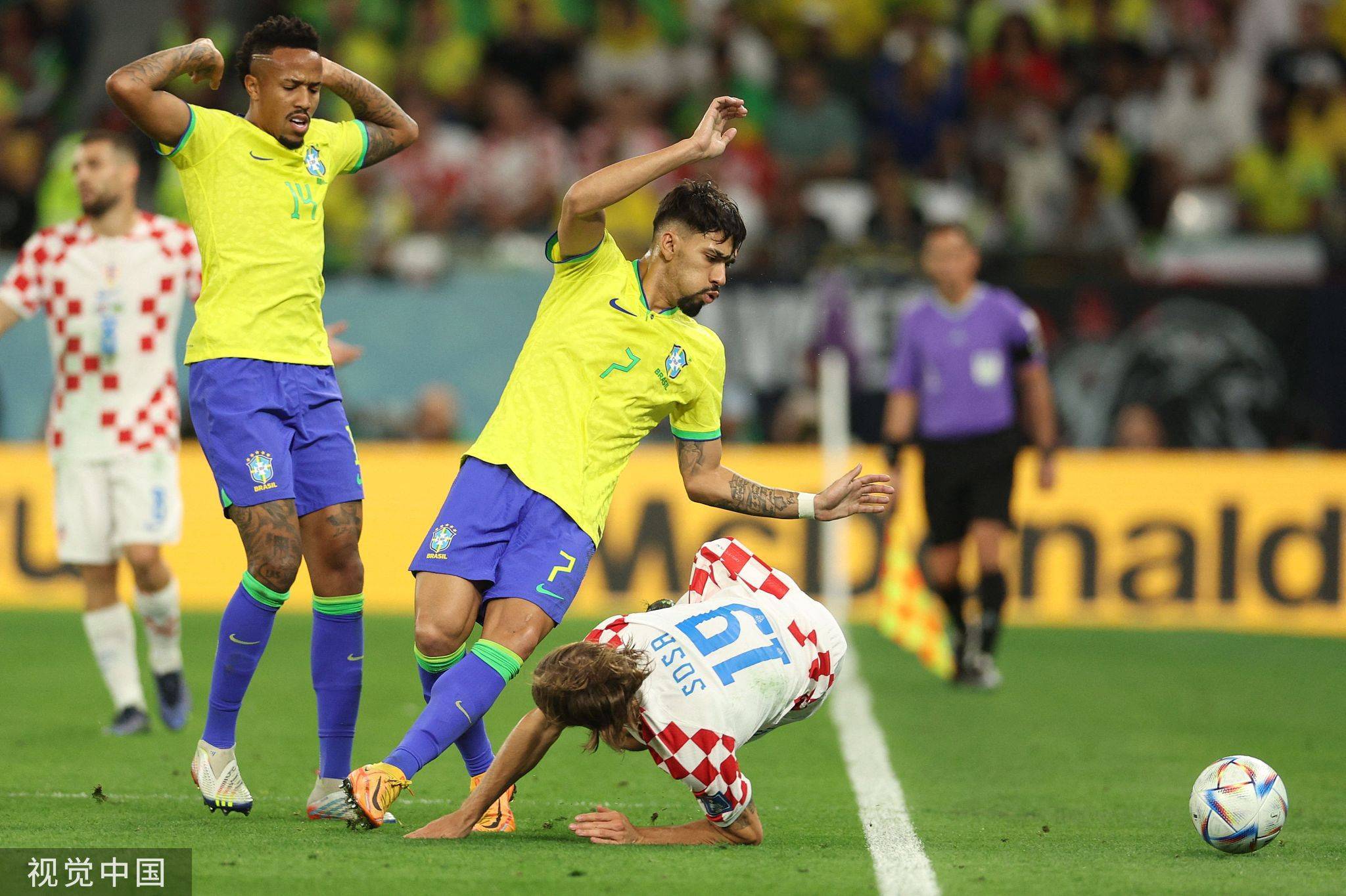 世界杯-内马尔造险达尼洛染黄 克罗地亚半场0-0巴西