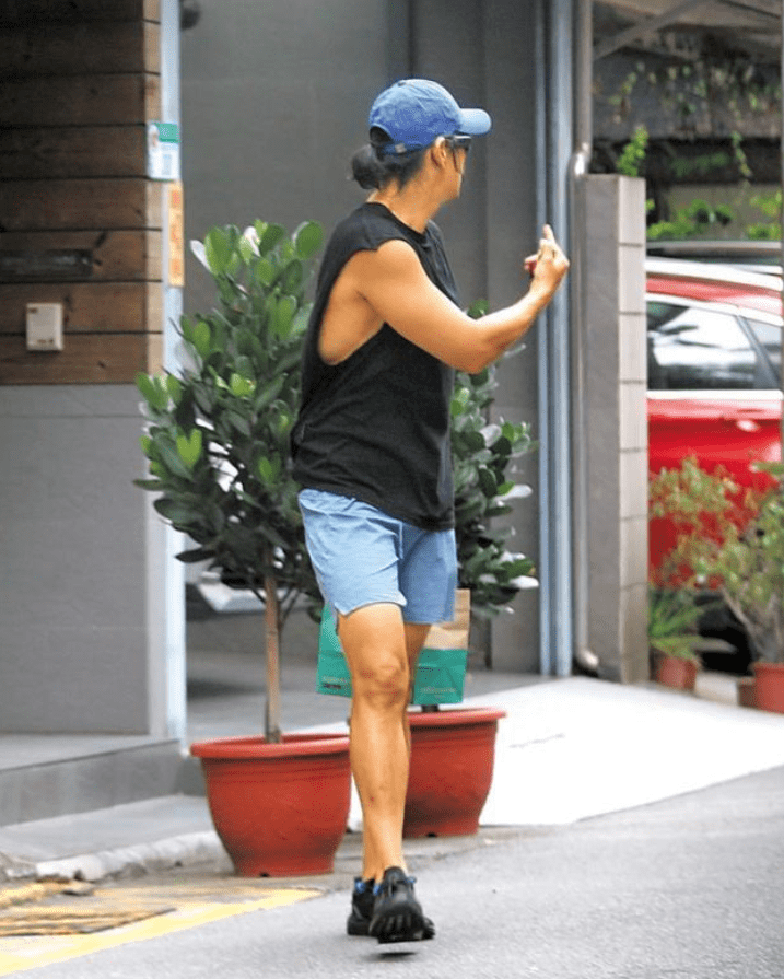 彭于晏逛街不修边幅,被认出后竟对人竖中指,网友揭晓其中的内幕_媒体