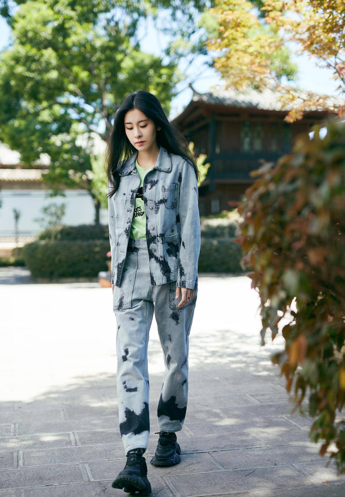 张碧晨身穿扎染套装,搭配黑色长筒靴,满满的甜酷气息_衣服_整体_身材