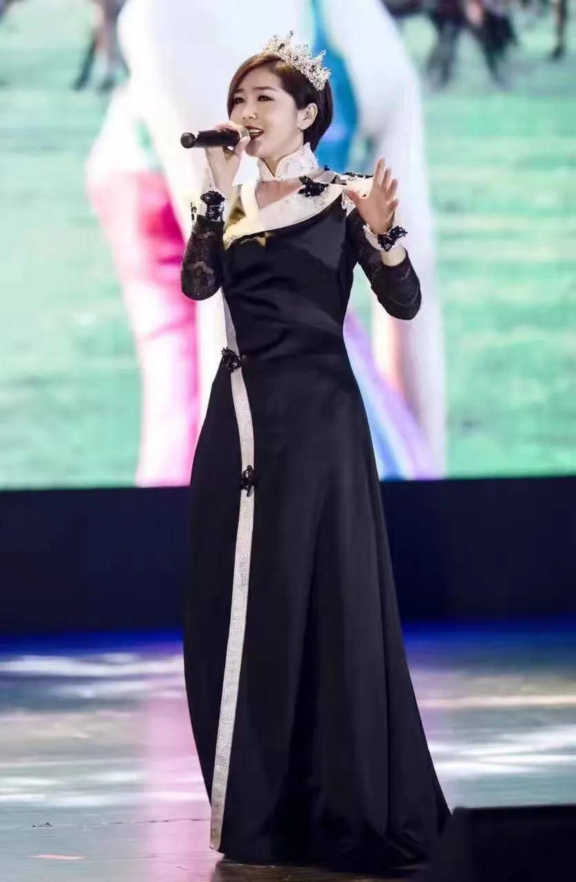 后又一爱国歌曲,《歌在飞》歌手唱响《一路欢歌到北京》_其其格_苏勒