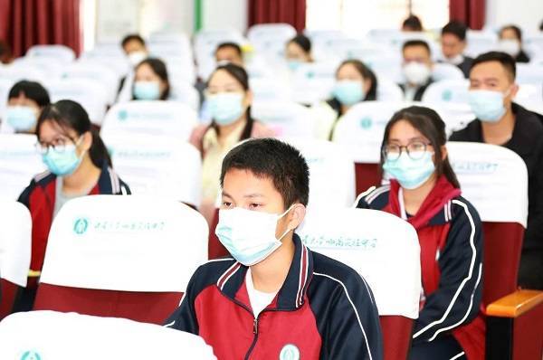 临高县委书记文斌为西南大学临高实验中学师生上思政课_建设者_工作