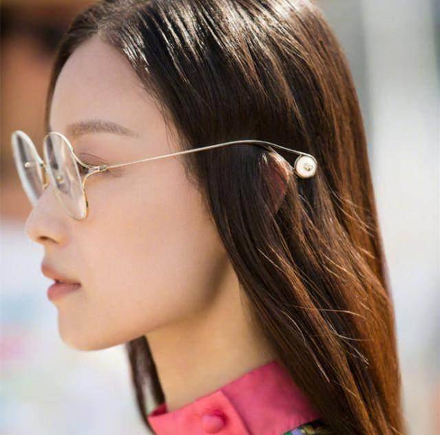 另外,她的鼻子不算挺,但是刚刚好,还有,能够看到倪妮一半的秀发,总之