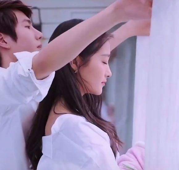 王一博为关晓彤庆生,看到他对晓彤的称呼,鹿晗提刀赶来_合作_剧情_不