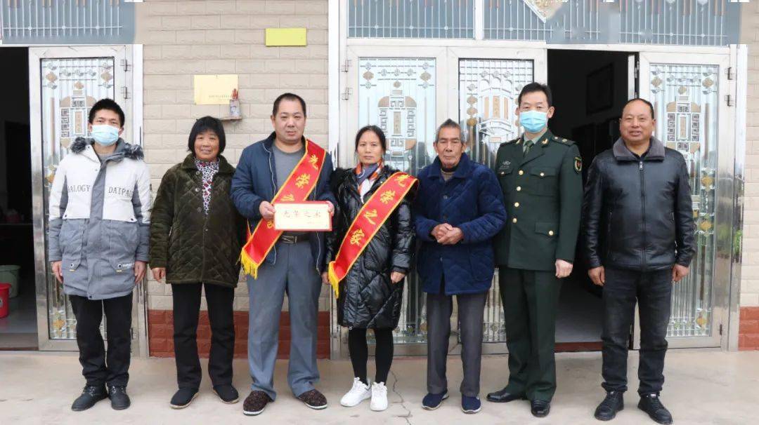 西湖武装部为入伍新兵家庭悬挂光荣牌_拥军优属_牌匾_家属