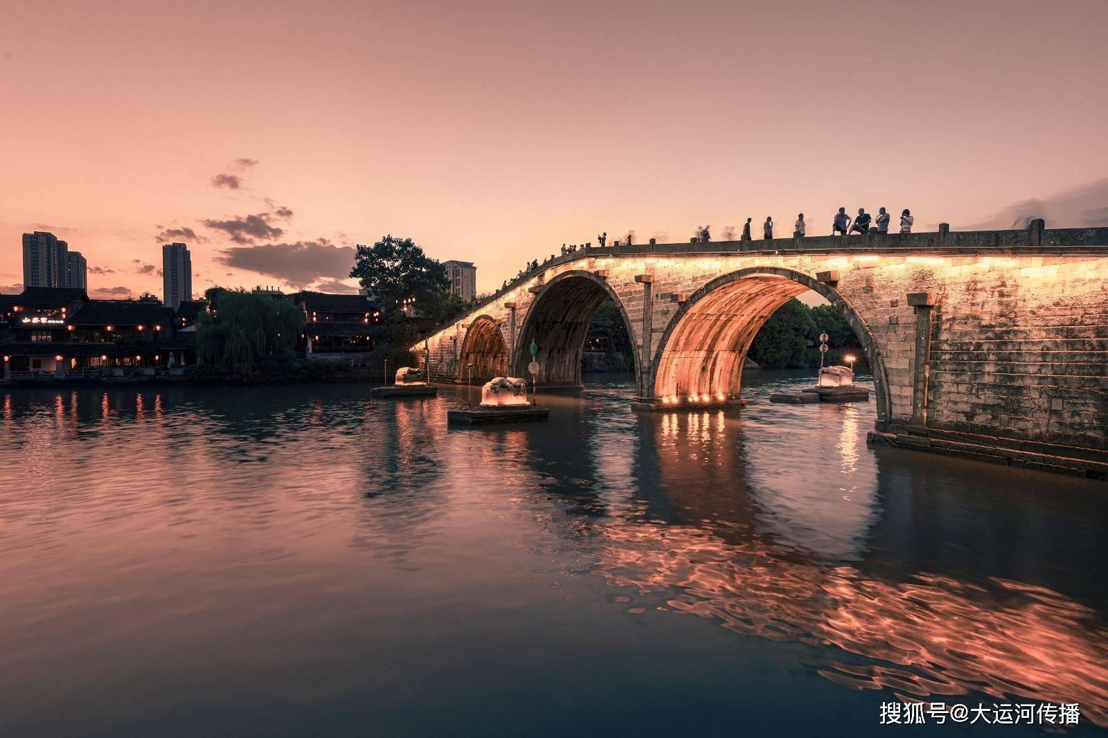 拱宸桥 图片来源于网络三拱宸桥上,时不时地,有亭亭的人儿,在走动着.