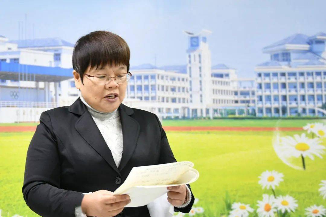 韩晓红老师作第十四周值周小结本周902班为全体师生服务中学部第十四