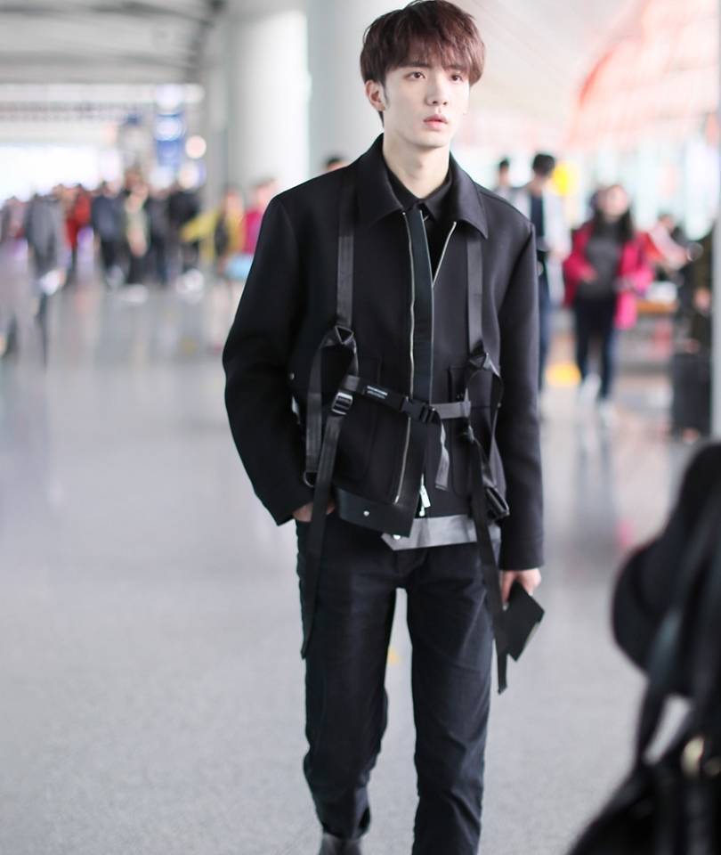男明星机场"乱穿",谷蓝帝穿胶鞋,朱正廷踩雪地靴?_造型_黑色_一身