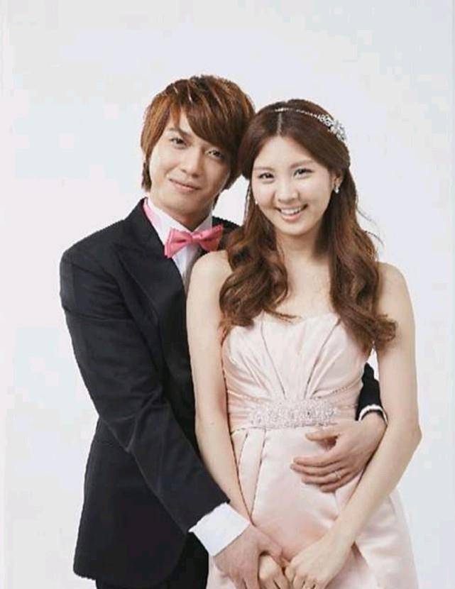 徐贤的身高为168cm,网民们以徐贤郑容和"红薯夫妇"出演《我们结婚了》