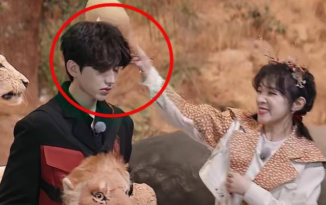 蔡徐坤差点把宋雨琦吓哭,不顾男女有别安慰,baby丝毫没这待遇