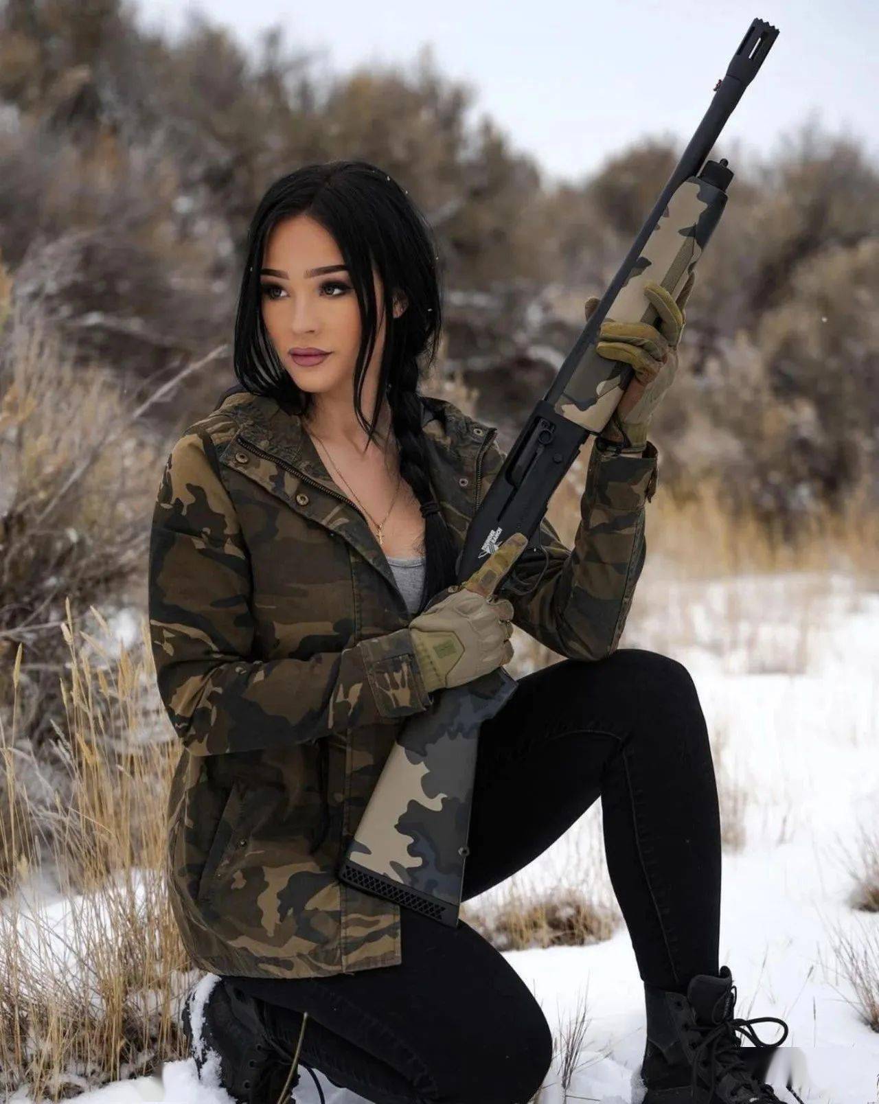拿枪的妹子特别美