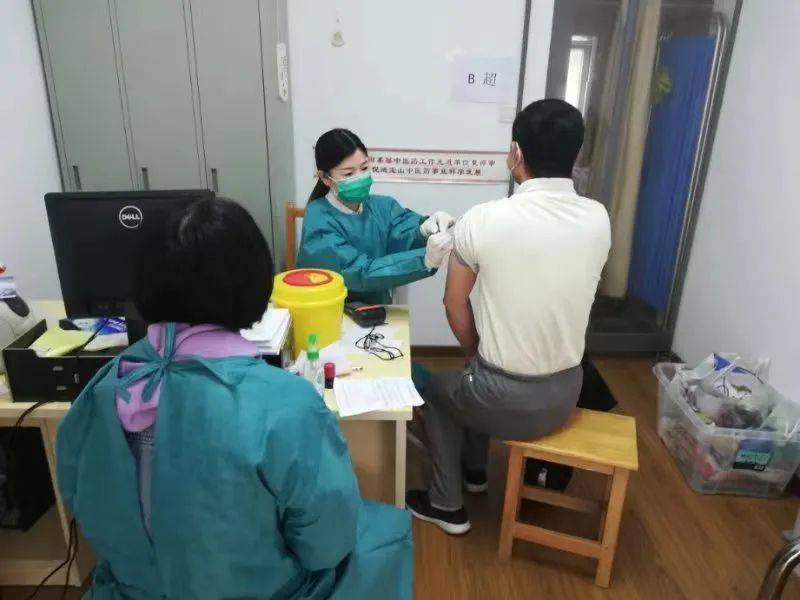 “穿上一件无形防护服！”上海城乡社区，主动接种疫苗的老人明显增多
