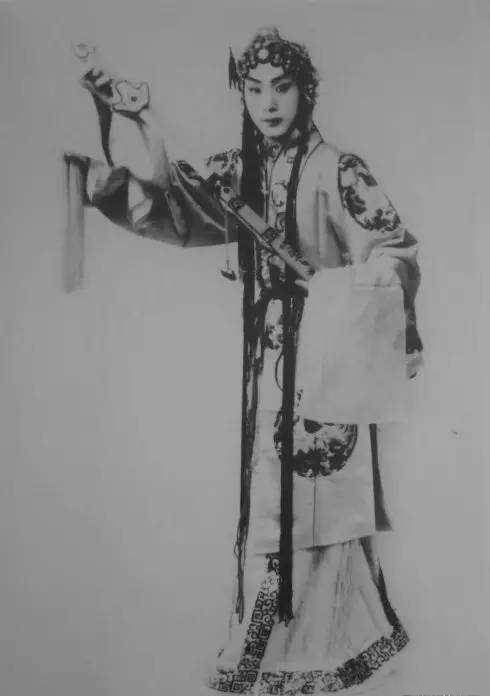 京剧名家赵荣琛曾直言票友高华女里女气,其实高华艺高却不能够学_程派