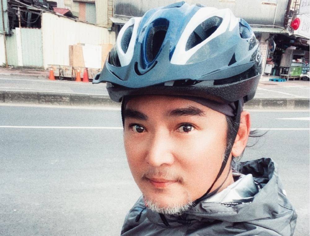 古装男神敌不过岁月,焦恩俊和8旬母亲合照像姐弟,网友心态崩了_变迁