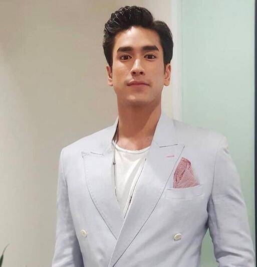 泰剧明星万圣节的搞怪装扮,yaya和nadech情侣装,weir保持帅气_造型