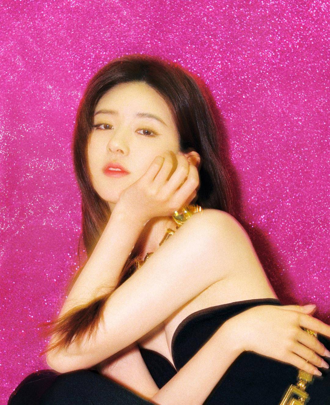 赵露思登idest冬季刊封面,身穿u型抹胸,香肩锁骨演绎复古港风_粉色