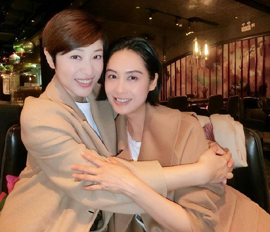 朱茵与陈法蓉同框,27年交情亲如姐妹_友情_生活_感情