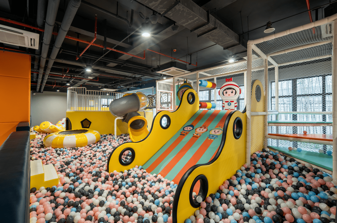 1200㎡以宇航员为ip原型的室内儿童乐园,园内弹性立体迷宫,超大海洋球