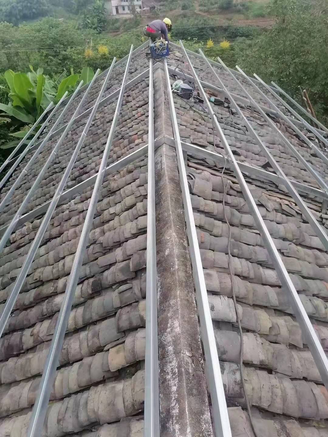 老瓦片之所以会漏水,是因为瓦片层层叠叠扣在屋面,吹风下雨,树枝刮过