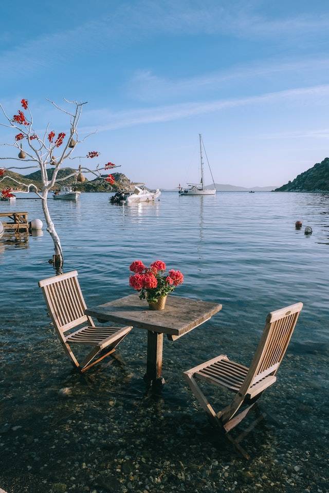 慕颜歌在《你的善良必须有点锋芒》说道:"一个人越是善良,待人的底线