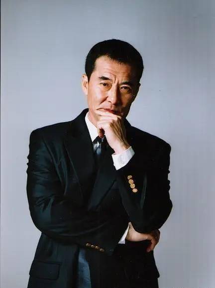 唱歌,演戏的王庆祥被特招进入了海政文工团,成为了一名舞蹈演员