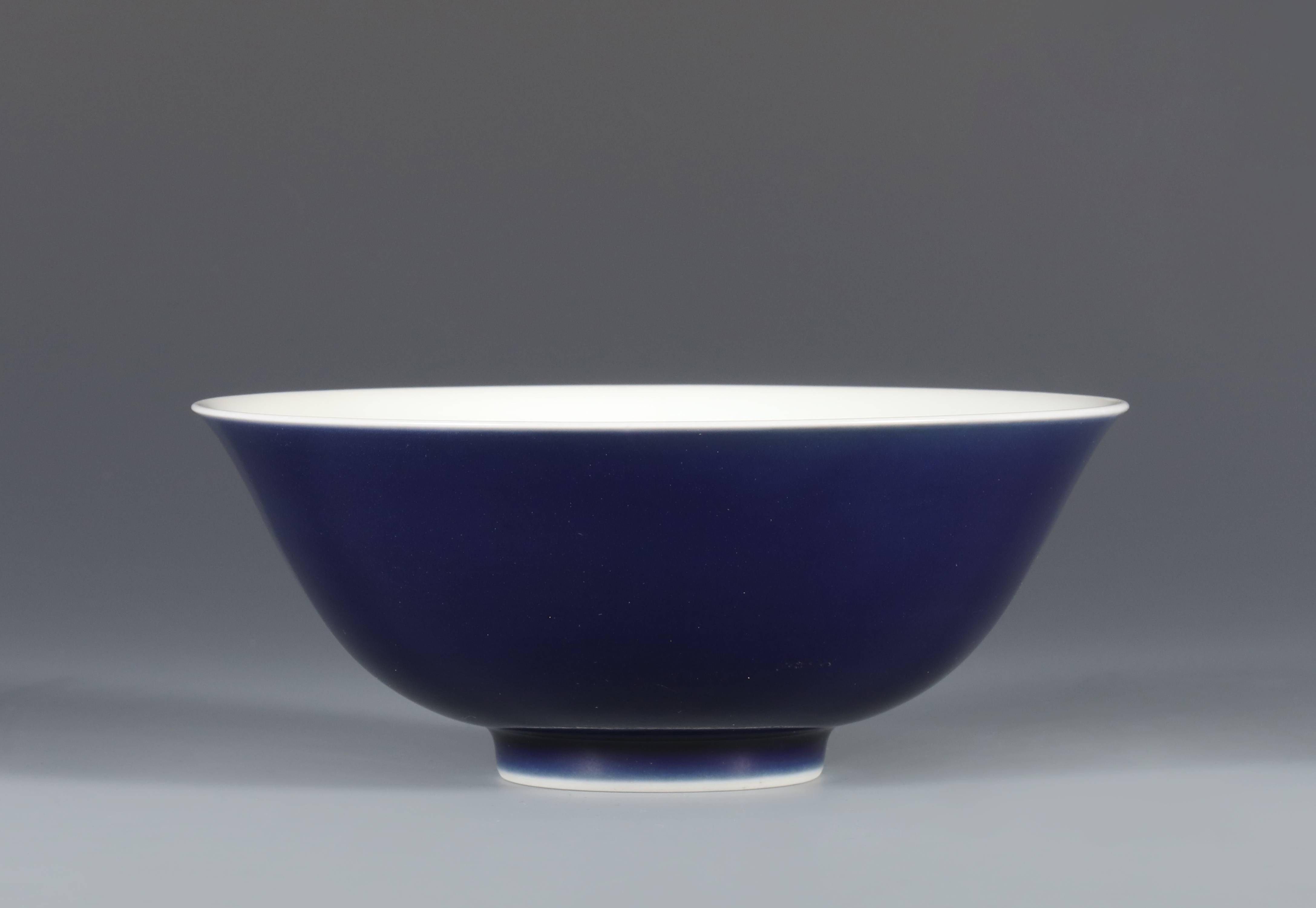 乾隆 霁蓝釉碗(官窑)《大清乾隆年制》款,如此品相,12万值_白釉_cm