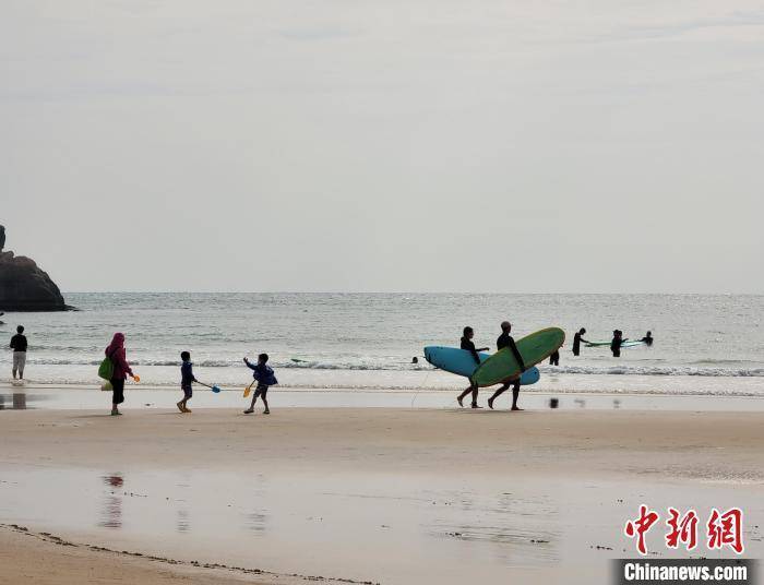 三亚海滩日渐热闹 市民旅客乐享冬日暖阳