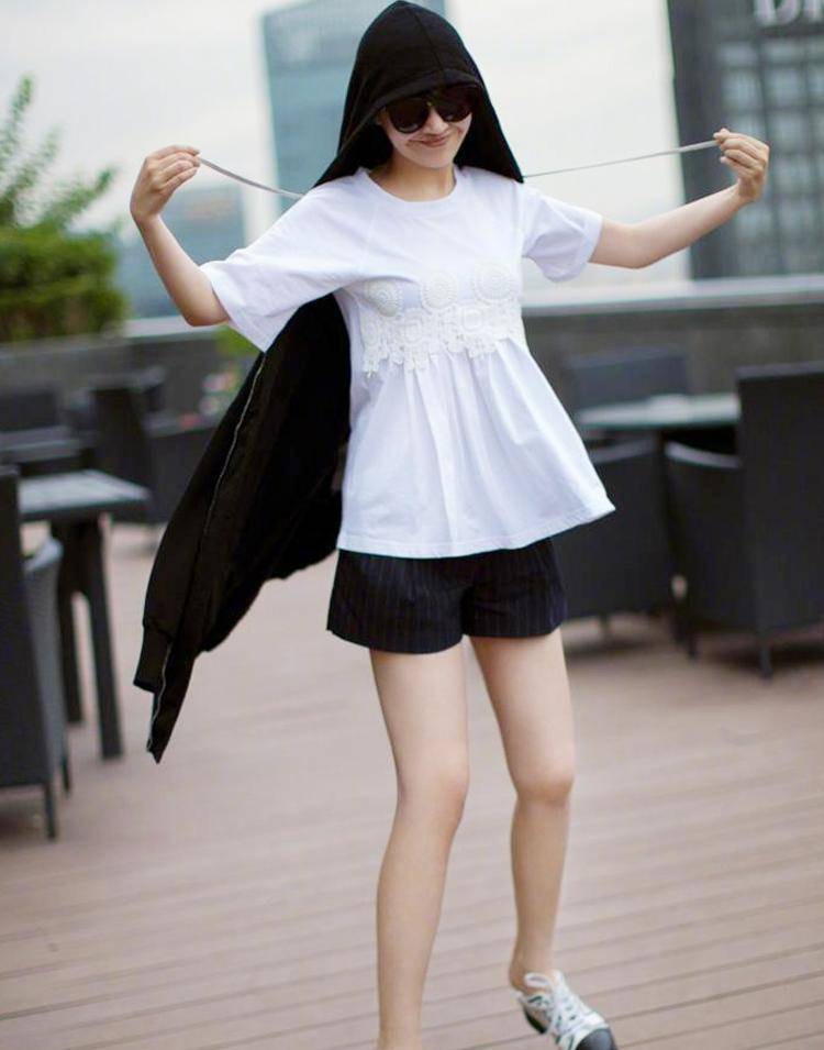 许晴51岁了真是放得开,对着镜头卖萌又嘟嘴,撒娇这套玩不腻?