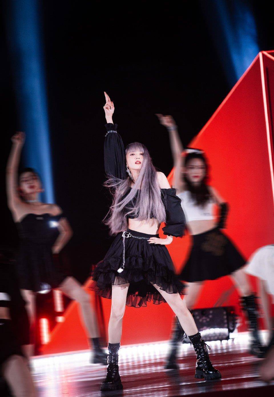 佟丽娅首次挑战女团舞蹈,38岁的她依旧在舞台上大放异彩_造型_身材