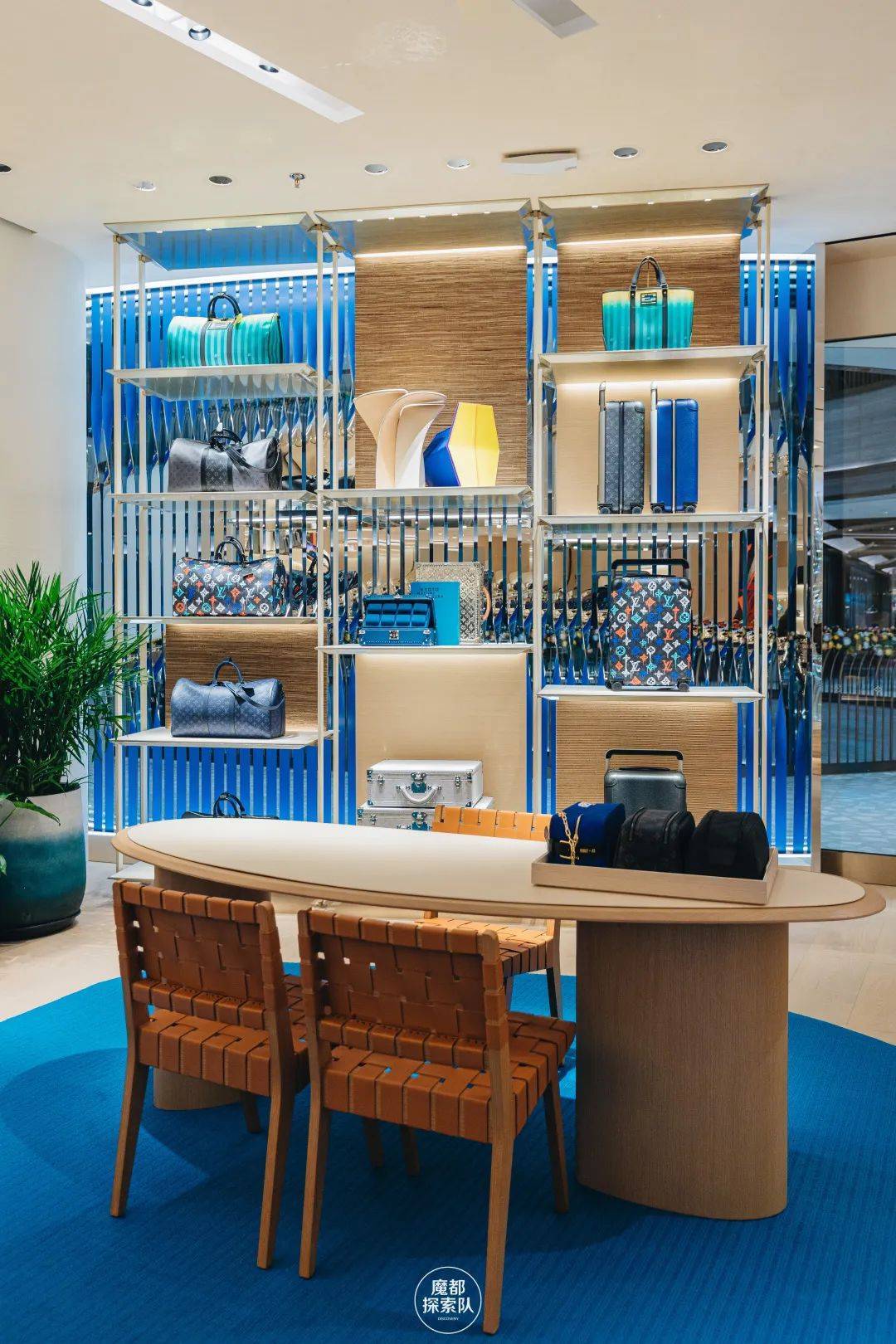 新款lv trainer运动鞋的灵感依旧源自复古篮球鞋鞋面以纯白为基底,将