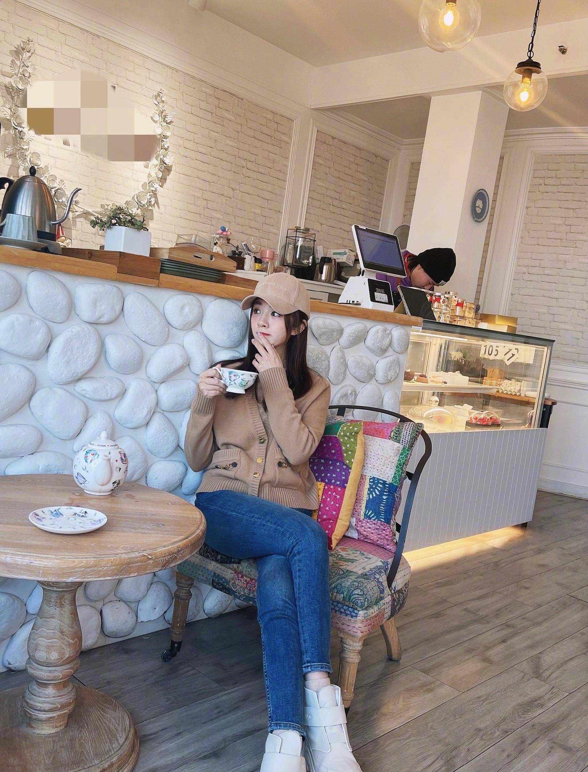 王晓晨太会穿!露肩上衣与网纱裙的搭配,气质高级御姐风十足!