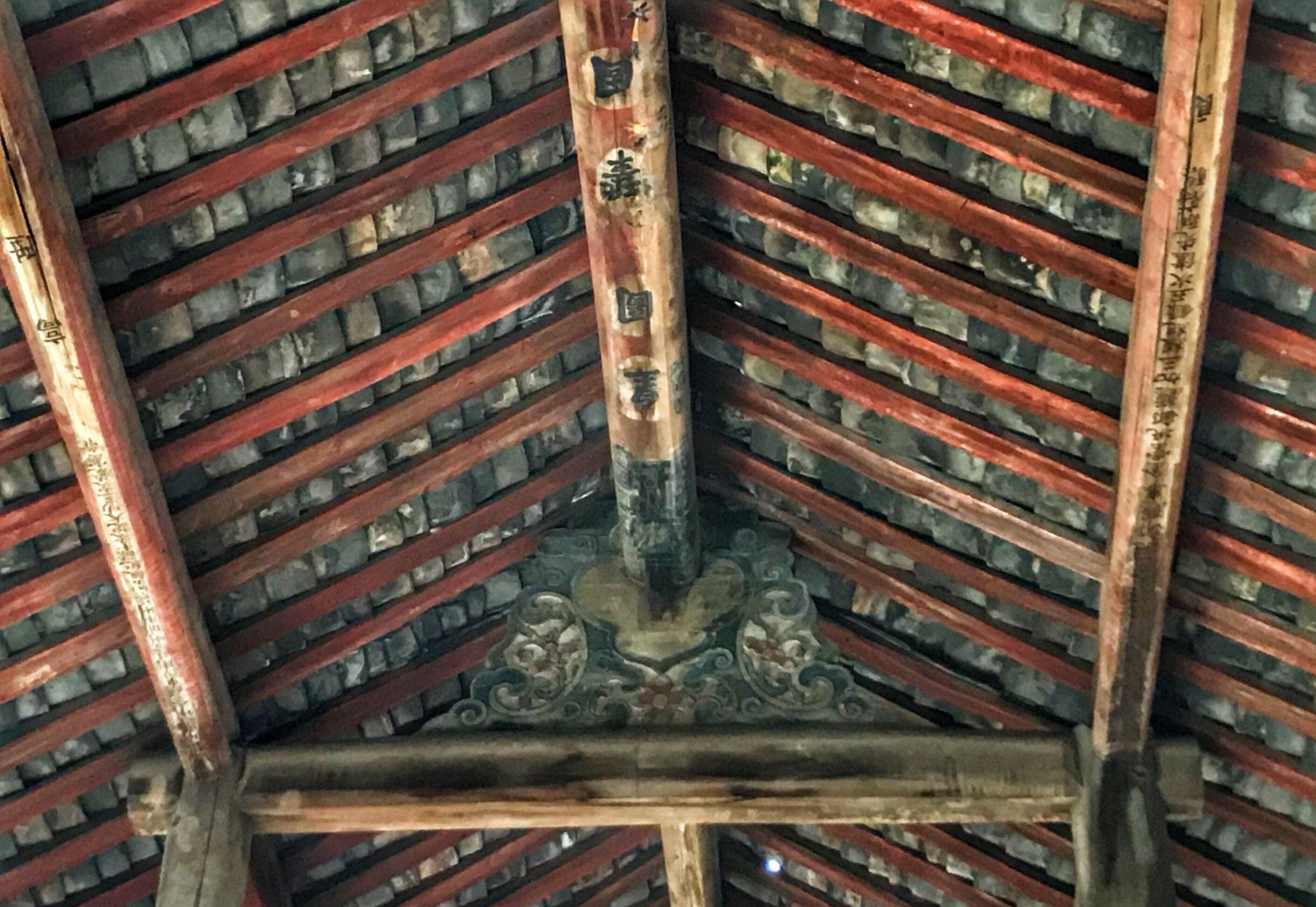 抬梁式构架这前厅部分为抬梁式建筑构架,可以看见柱上架梁,梁上抬梁