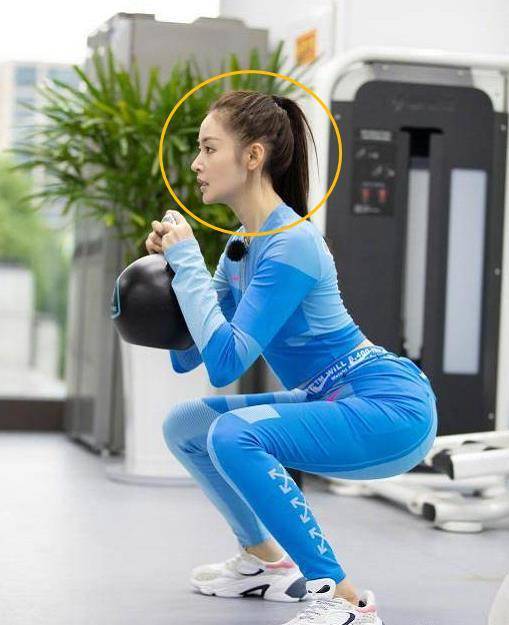 张天爱还不止拥有马甲线,穿上紧身的运动服装后,张天爱在运动时下蹲的