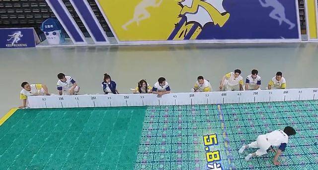 蔡徐坤指压板跳8米远,看清蔡徐坤落脚时的反应,有无台本很显然_跳远