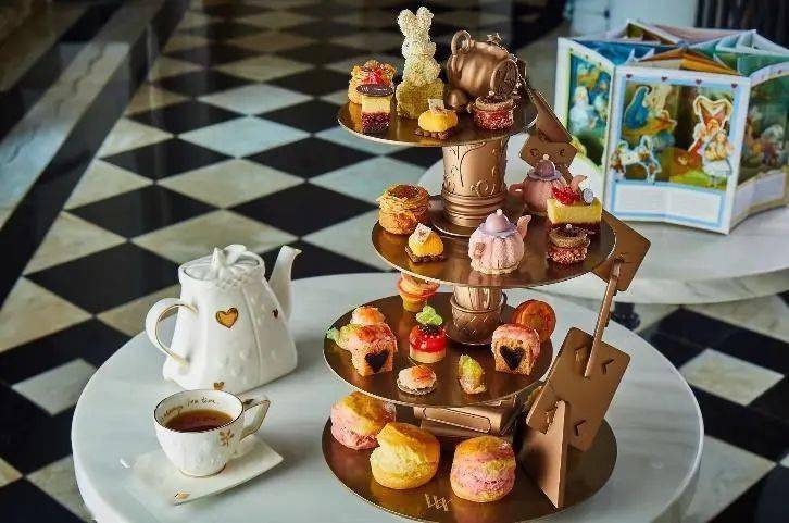 欢聚于三月兔和疯帽子先生组织的奇幻下午茶派对,用一颗童真之心与