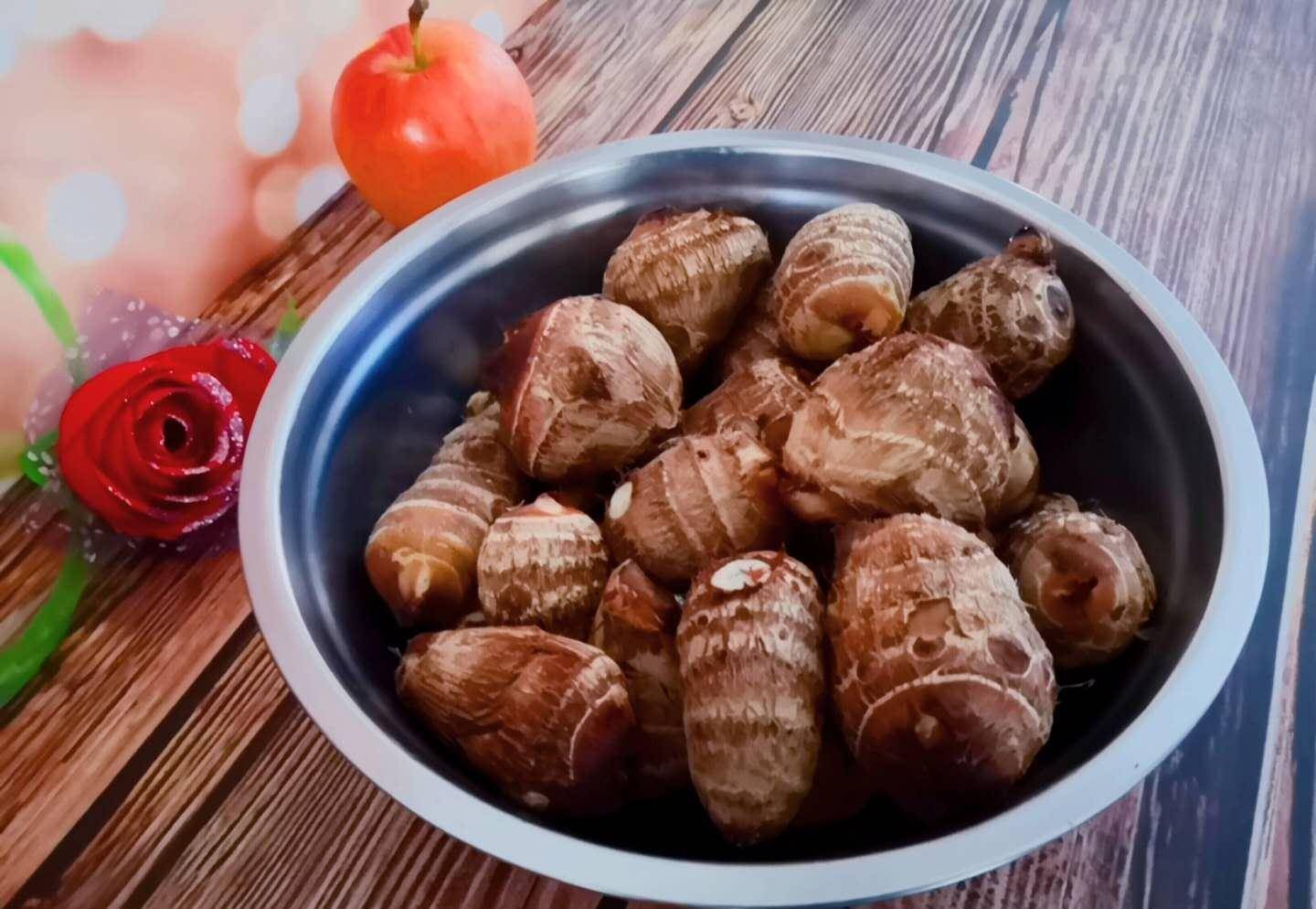 芋头的别名又叫:芋魁,芋根,芋奶,毛芋,水芋,白眼芋等,颜色为褐色,表面