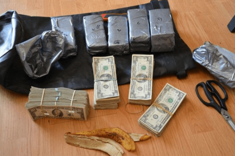 男子刚后悔买二手车价格太贵,却从车座翻出九大捆钞票_东西_车子_车主